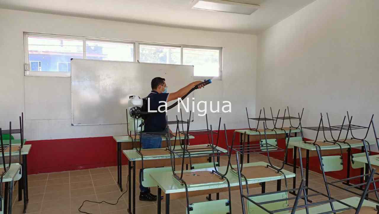 Sanitizan escuelas y oficinas de Palacio Municipal 5 img 20220119 wa00656611320518670811070