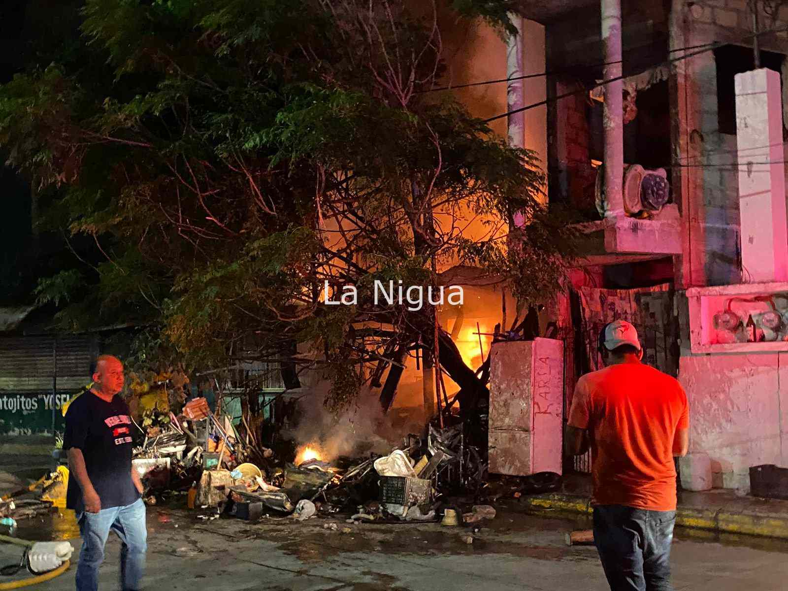 Voraz incendio consume taller de electrodomésticos en Álamo 3 img 20220119 wa00804735529669099854573
