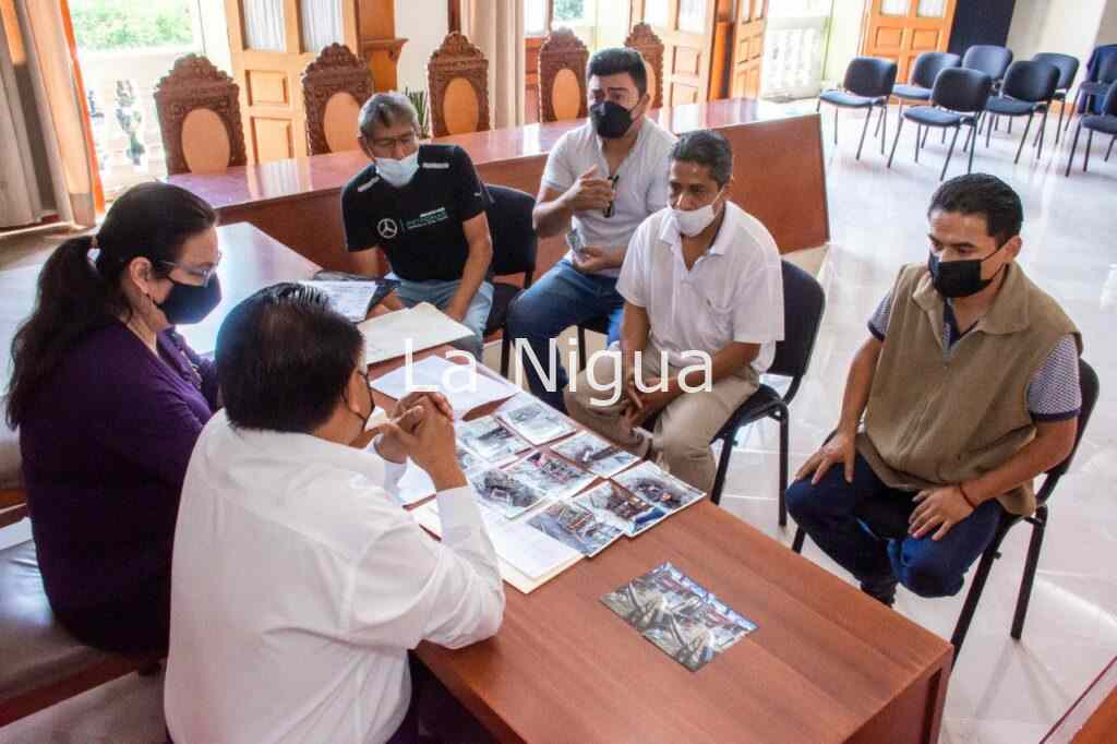 Recibe Presidente a Comité de afectados del mercado Revolución