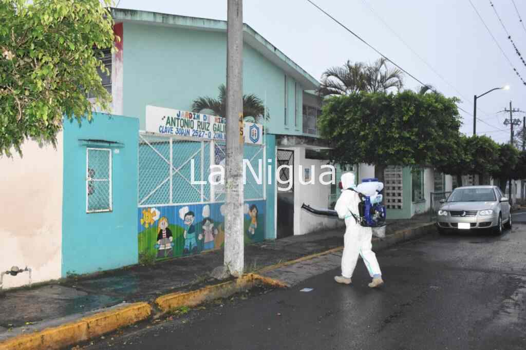 Desinfectan espacios públicos en colonia centro