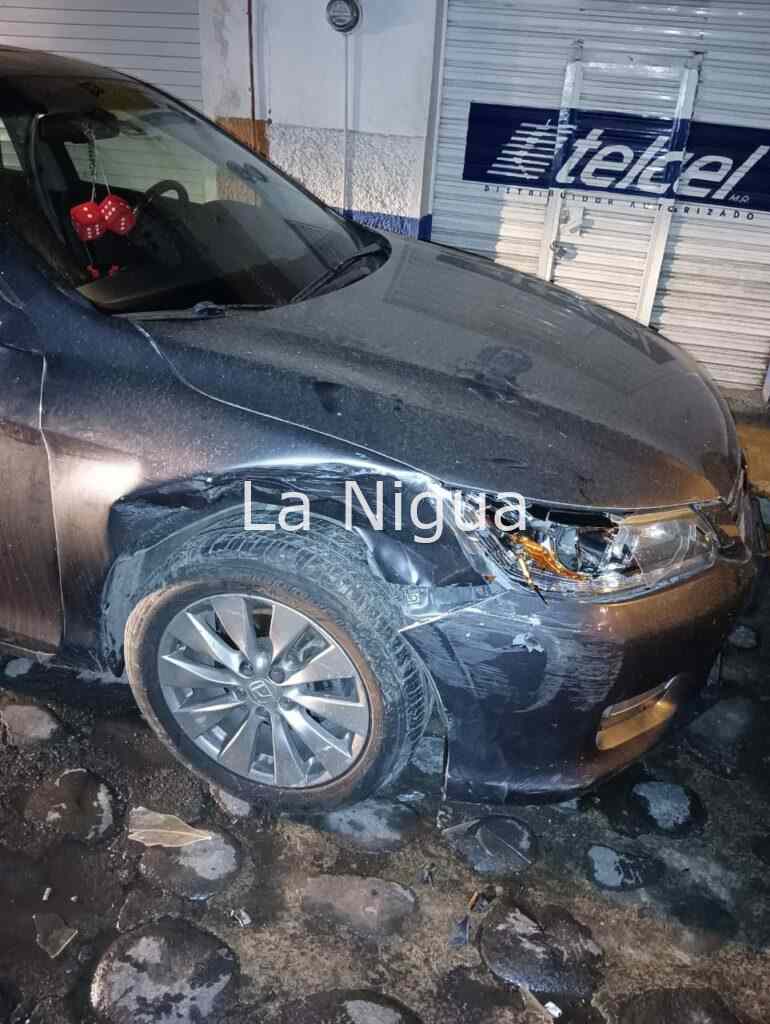 Ebrio impacta auto estacionado en el centro de Coscomatepec.
