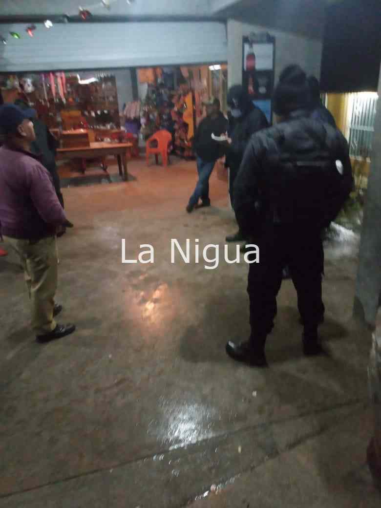 Ebrio impacta auto estacionado en el centro de Coscomatepec. 7 img 20220130 wa00134783422035323734108