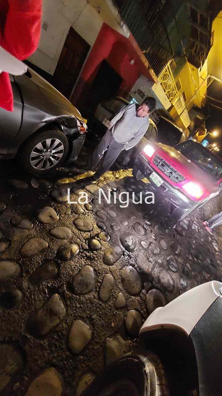 Ebrio impacta auto estacionado en el centro de Coscomatepec. 1 img 20220130 wa00208055419696089873992