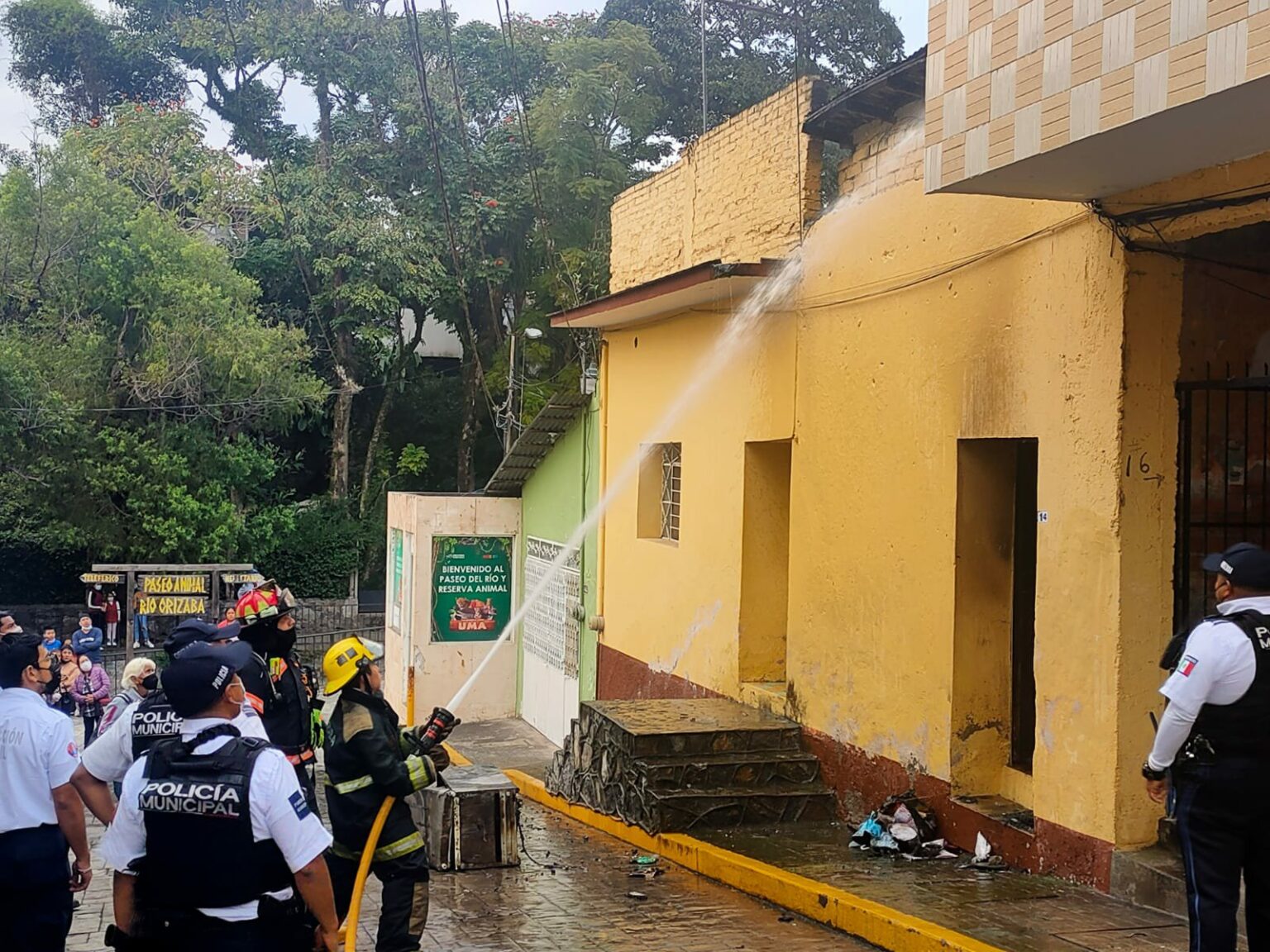 Se incendia casa en pleno centro de Orizaba