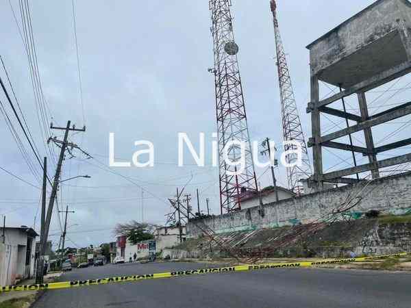 Rachas de viento del frente frío 28 derribaron antena de transición en Coatzacoalcos 2 img 20220204 wa00267392550755436957248