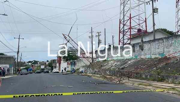 Rachas de viento del frente frío 28 derribaron antena de transición en Coatzacoalcos 3 img 20220204 wa00273928479546575643140