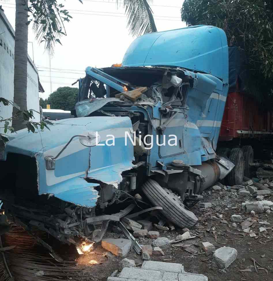 Trailero se estrella contra casa tras intento de asalto; fallecen dos mujeres al caerles escombros. 5 img 20220207 wa00186791371753126995875