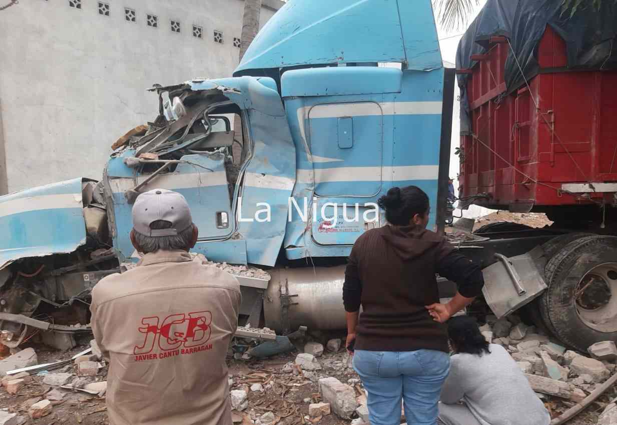 Trailero se estrella contra casa tras intento de asalto; fallecen dos mujeres al caerles escombros. 3 img 20220207 wa00202518213296687493044