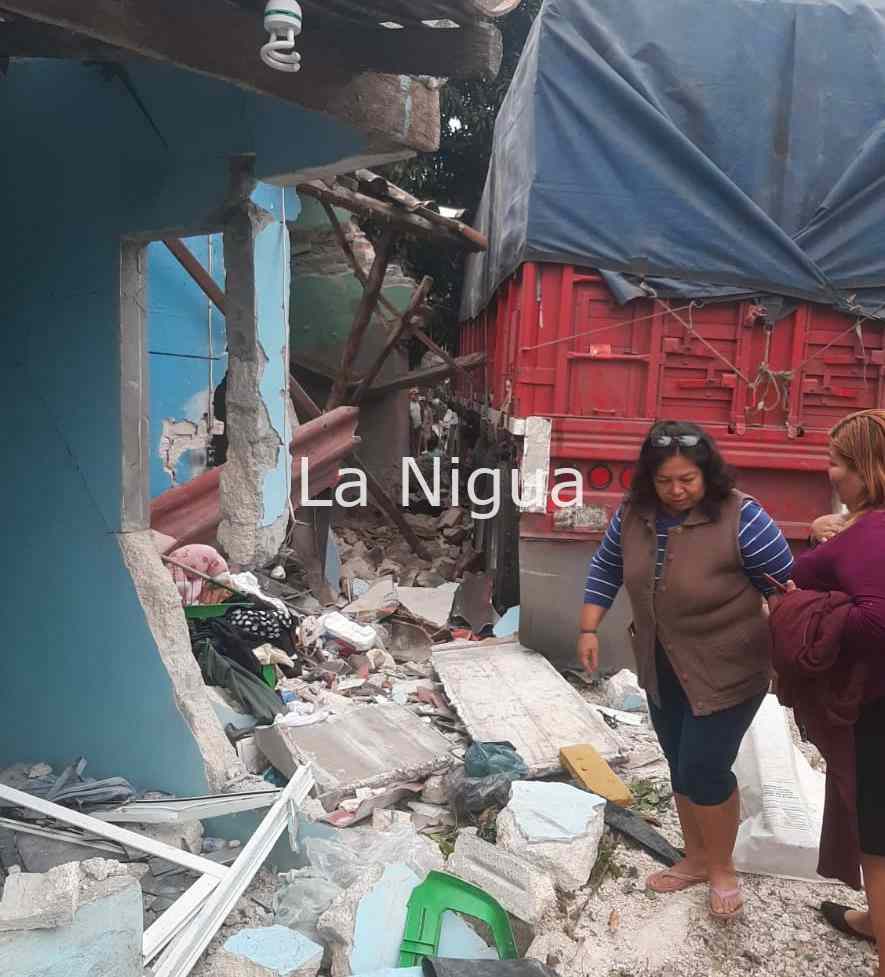Trailero se estrella contra casa tras intento de asalto; fallecen dos mujeres al caerles escombros. 1 img 20220207 wa00222857251793491622551