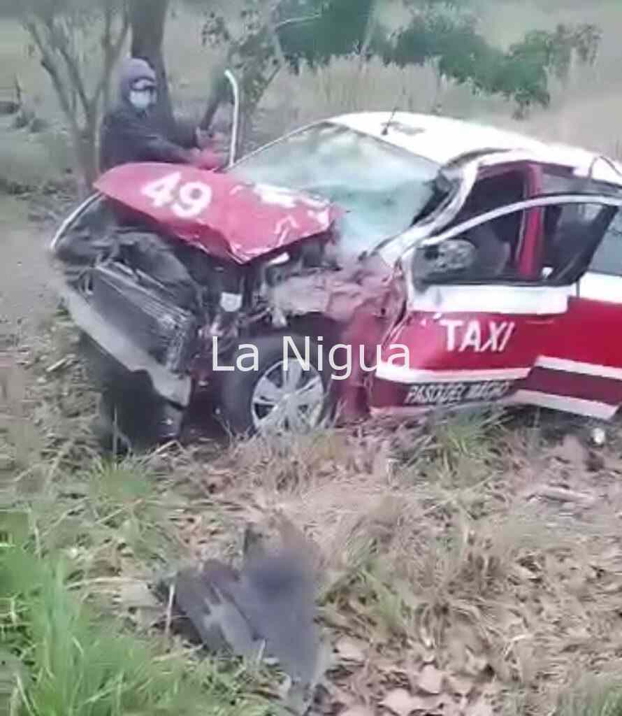 Choca taxi contra torton; conductor queda prensado