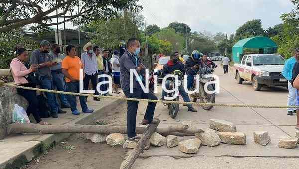 Bloquearon el puente de “La Amistad” porque se encuentra en malas condiciones y temen que colapse 1 img 20220210 wa00481106384603197563232
