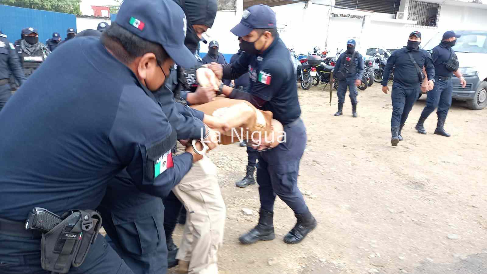 Conato de bronca en Policía de Coatza, elementos detienen a ex-director interino 6 img 20220211 wa00196474207500862075042