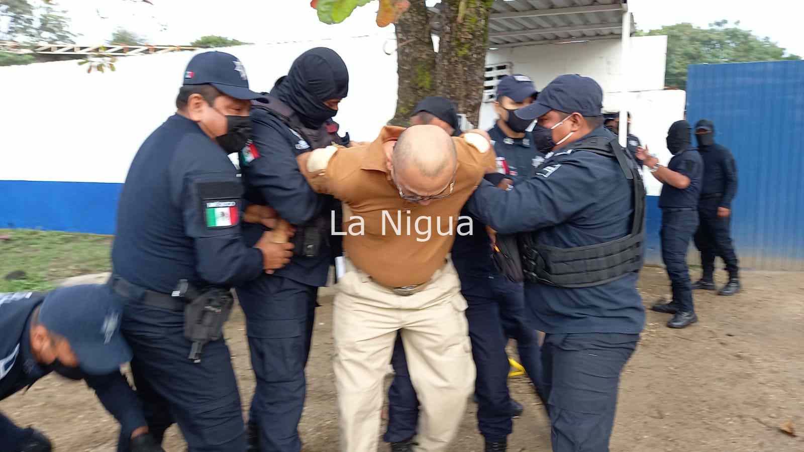 Conato de bronca en Policía de Coatza, elementos detienen a ex-director interino 2 img 20220211 wa00234642162543641781062