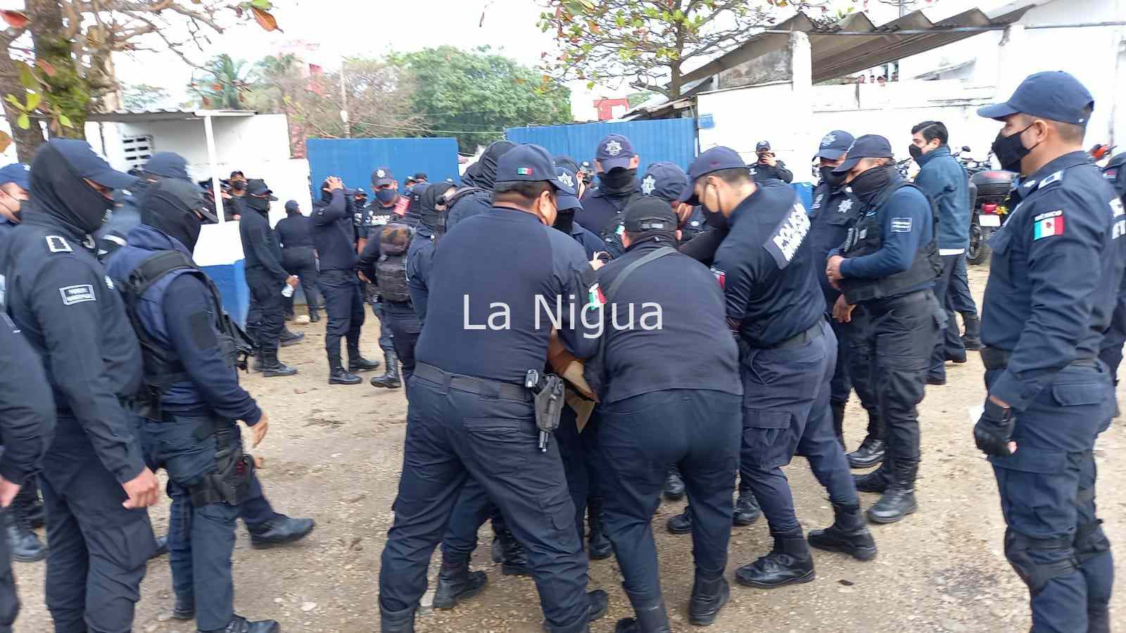 Conato de bronca en Policía de Coatza, elementos detienen a ex-director interino 4 img 20220211 wa0024529637104169325226