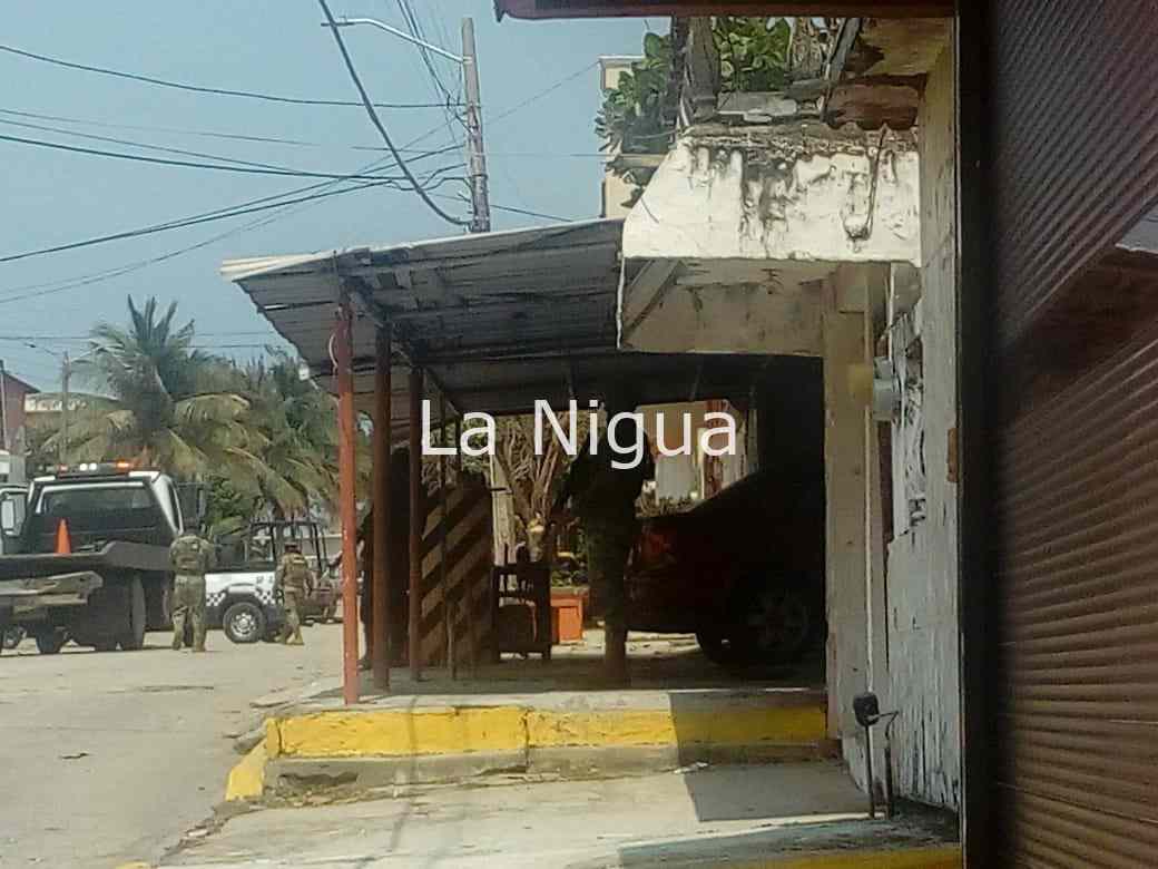 Aseguran vehículo que participó en intento de robo en Plaza Forum 4 img 20220212 wa00501420480613358721645