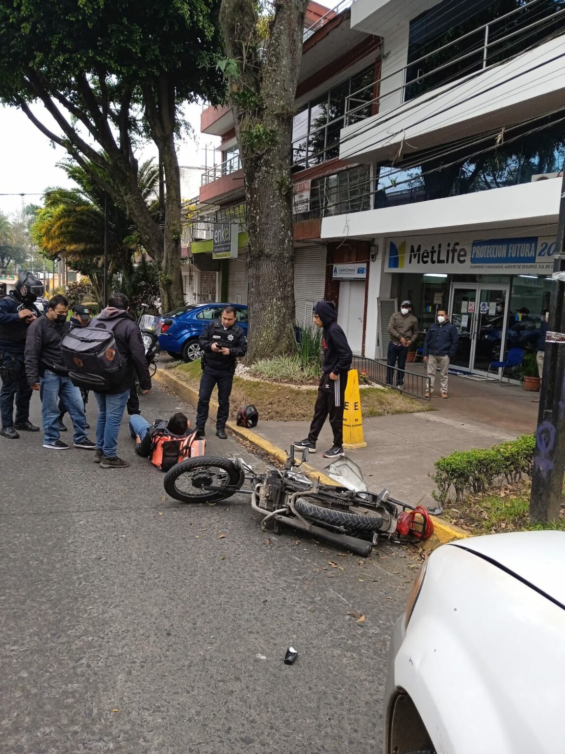 Atropella conductor de camioneta a motociclista