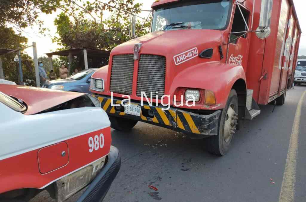 Camión repartidor de Coca Cola impacta a taxi 1 img 20220215 wa00349164735881784819595