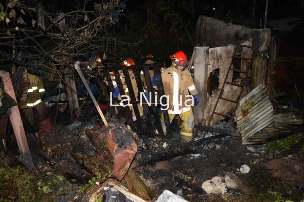 Dos personas; perdieron todo, falleció quemado un peludito, tras Incendio de vivienda en Tlapacoyan