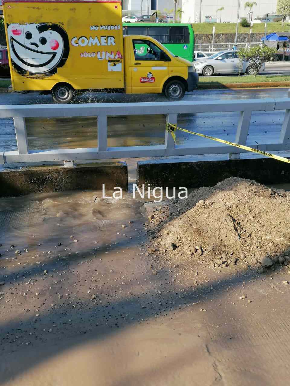 Reportan mega fuga de agua a la altura de las oficinas de la SEV 2 img 20220216 wa00345659141896123998829