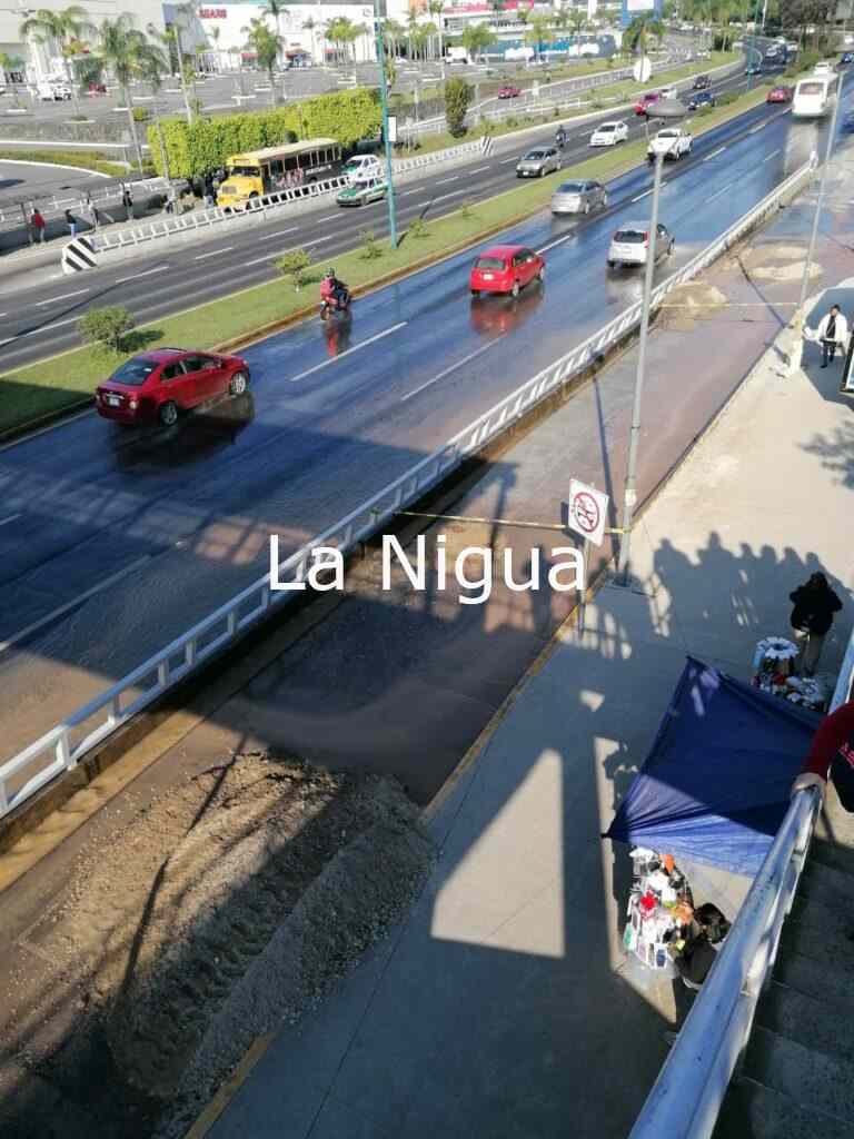 Reportan mega fuga de agua a la altura de las oficinas de la SEV