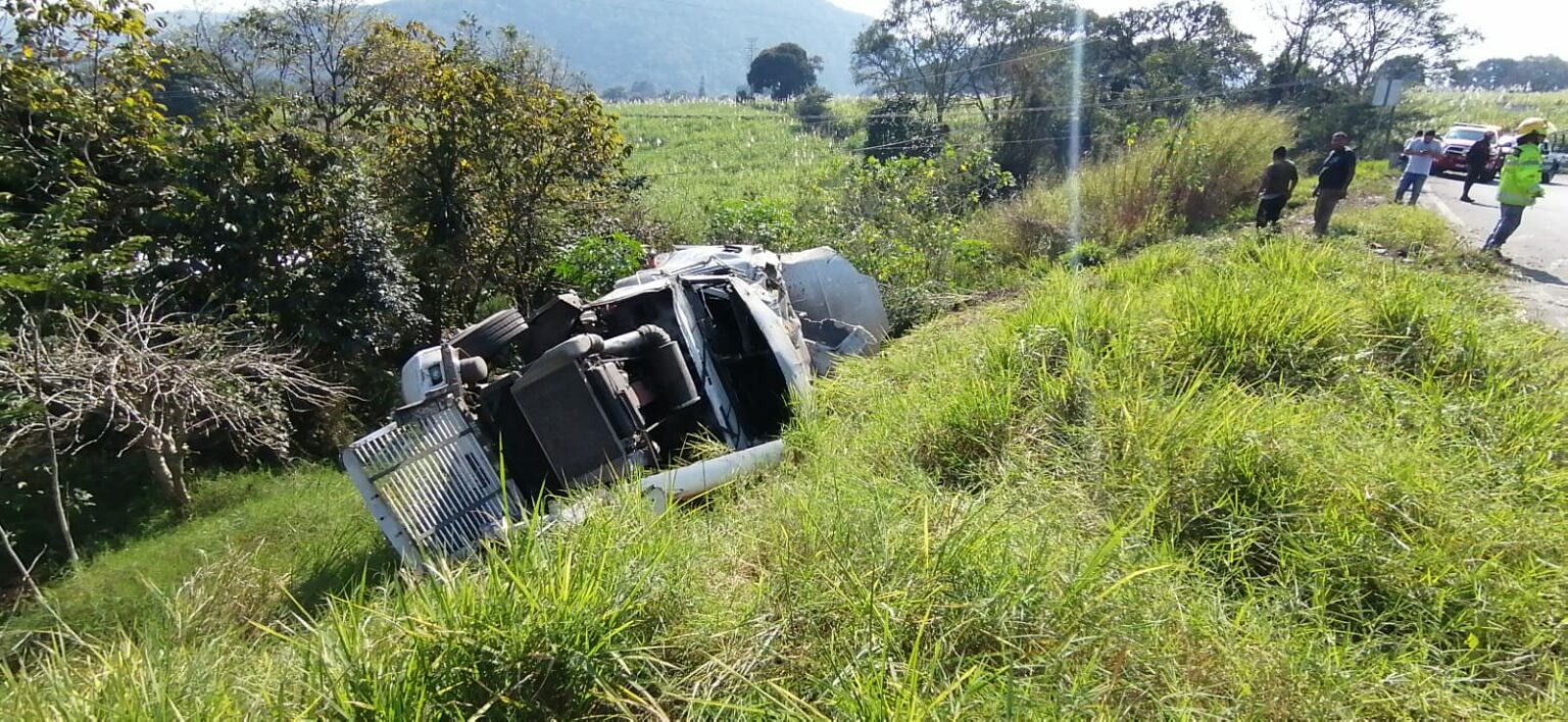 Vuelca pipa en Rancho Trejo