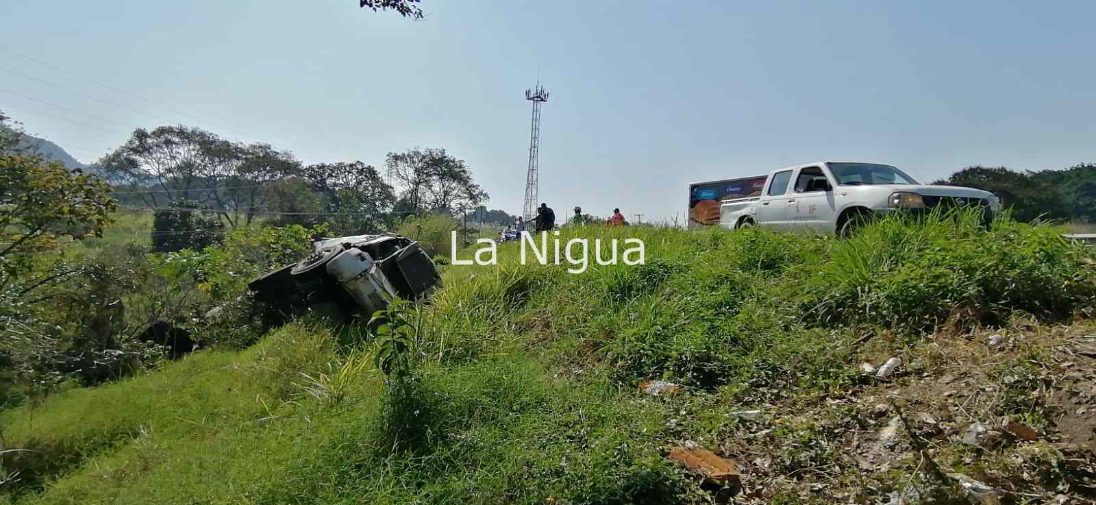 Vuelca pipa en Rancho Trejo 3 img 20220217 wa00651270501282712994550