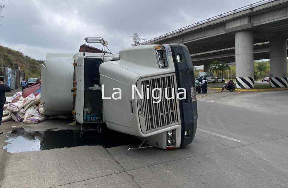 Vuelca tráiler en Emiliano Zapata<br> 1 img 20220219 wa0043916756871271659931