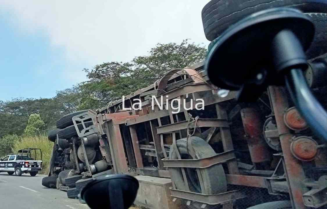 Vuelca tráiler en Emiliano Zapata<br> 2 img 20220219 wa0044639796069104389579