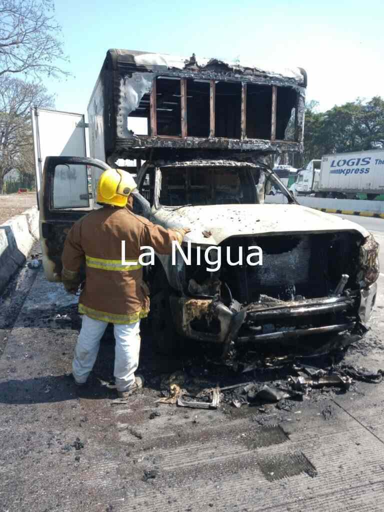 Video: Se incendia camioneta de mudanza.