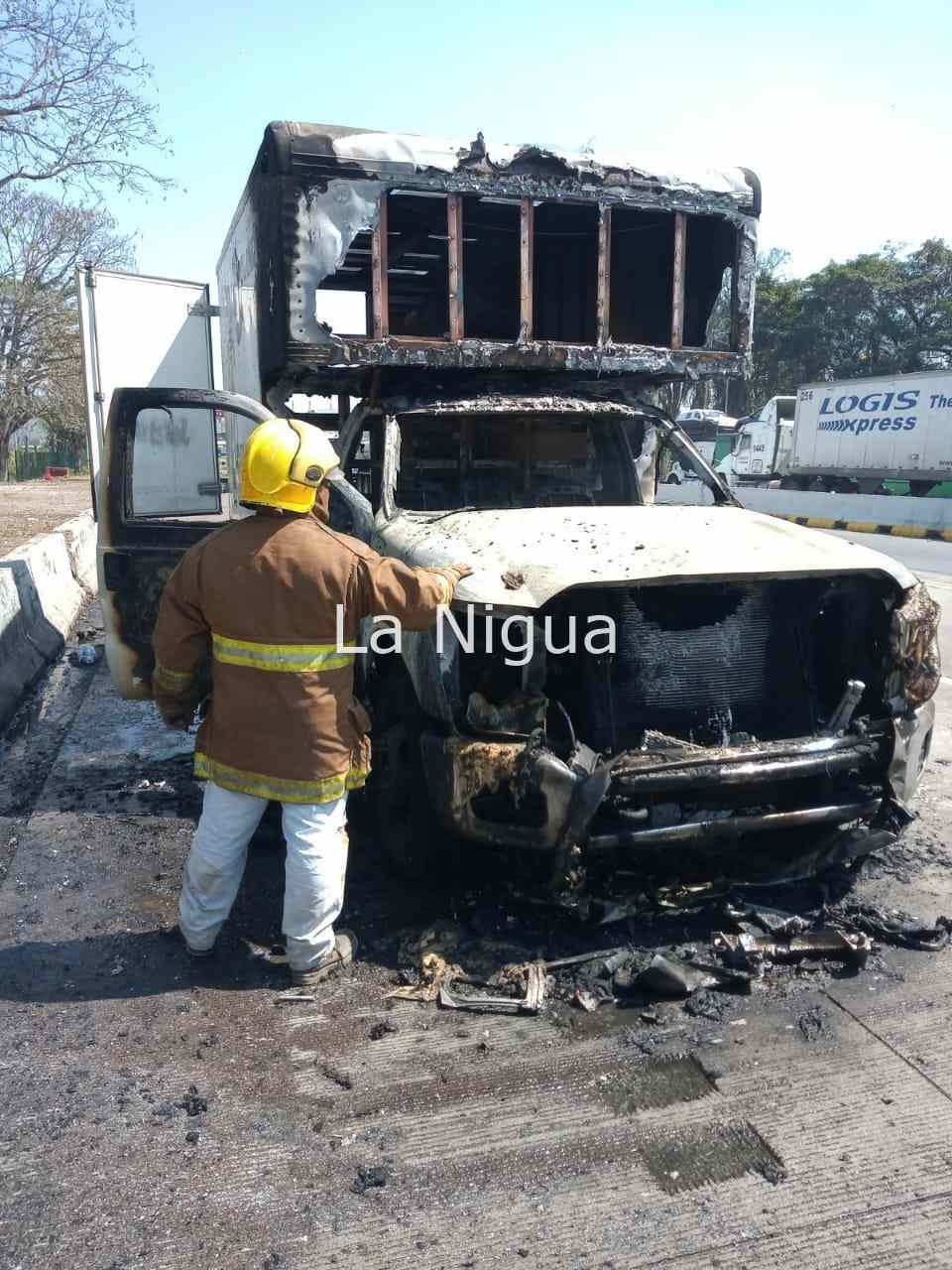 Video: Se incendia camioneta de mudanza. 2 img 20220222 wa00081375552546765849466