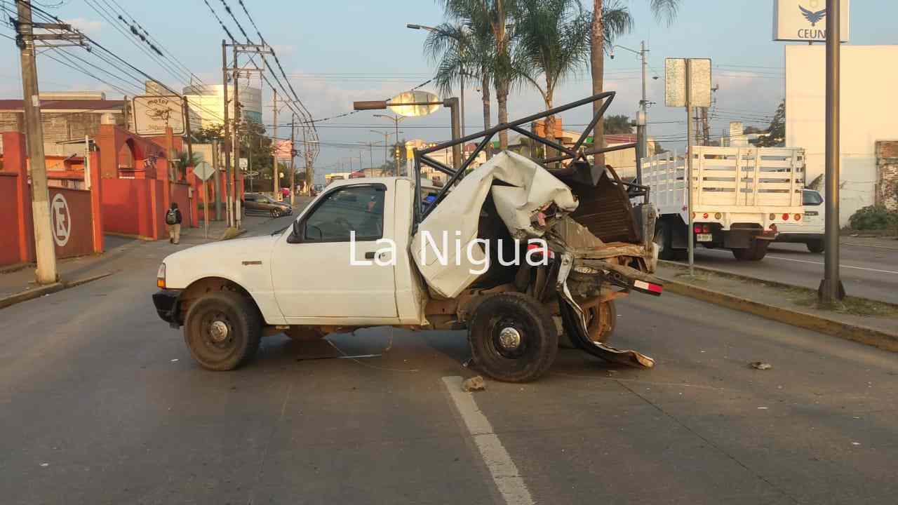 Choca contra camioneta estacionada y se da a la fuga 4 img 20220225 wa00255146406113280520890