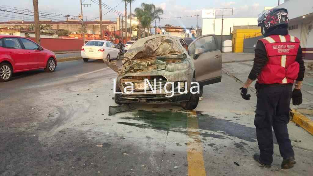 Choca contra camioneta estacionada y se da a la fuga