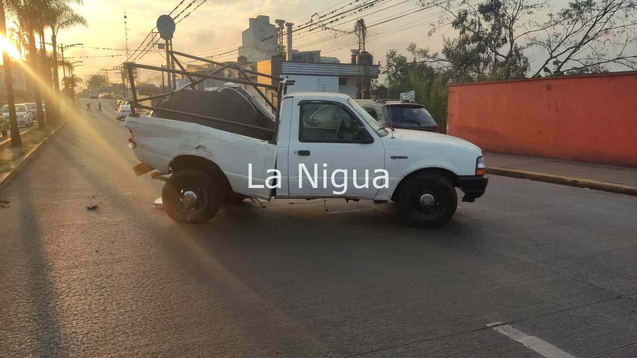Choca contra camioneta estacionada y se da a la fuga 3 img 20220225 wa00288804067600432060152