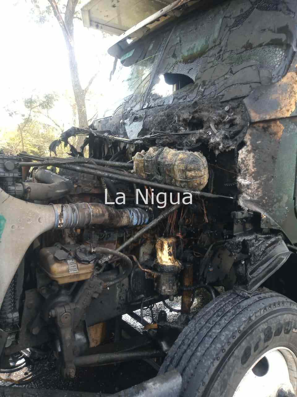 Se incendia camión cañero 2 img 20220225 wa00365670560388886791551
