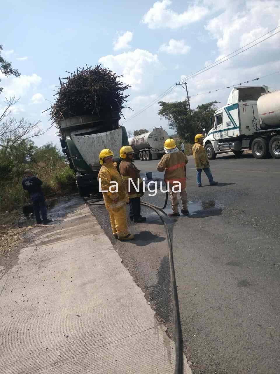 Se incendia camión cañero 4 img 20220225 wa00392750275151895598790