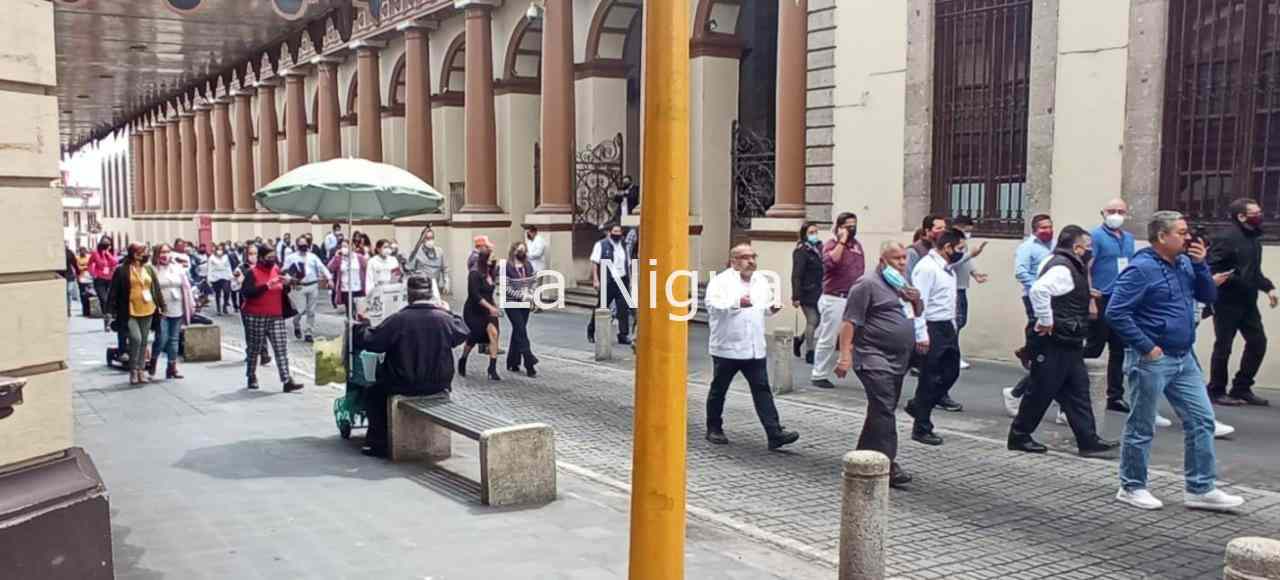 Desalojan edificios en Xalapa por temblor 4 img 20220301 wa0027321069784199070920