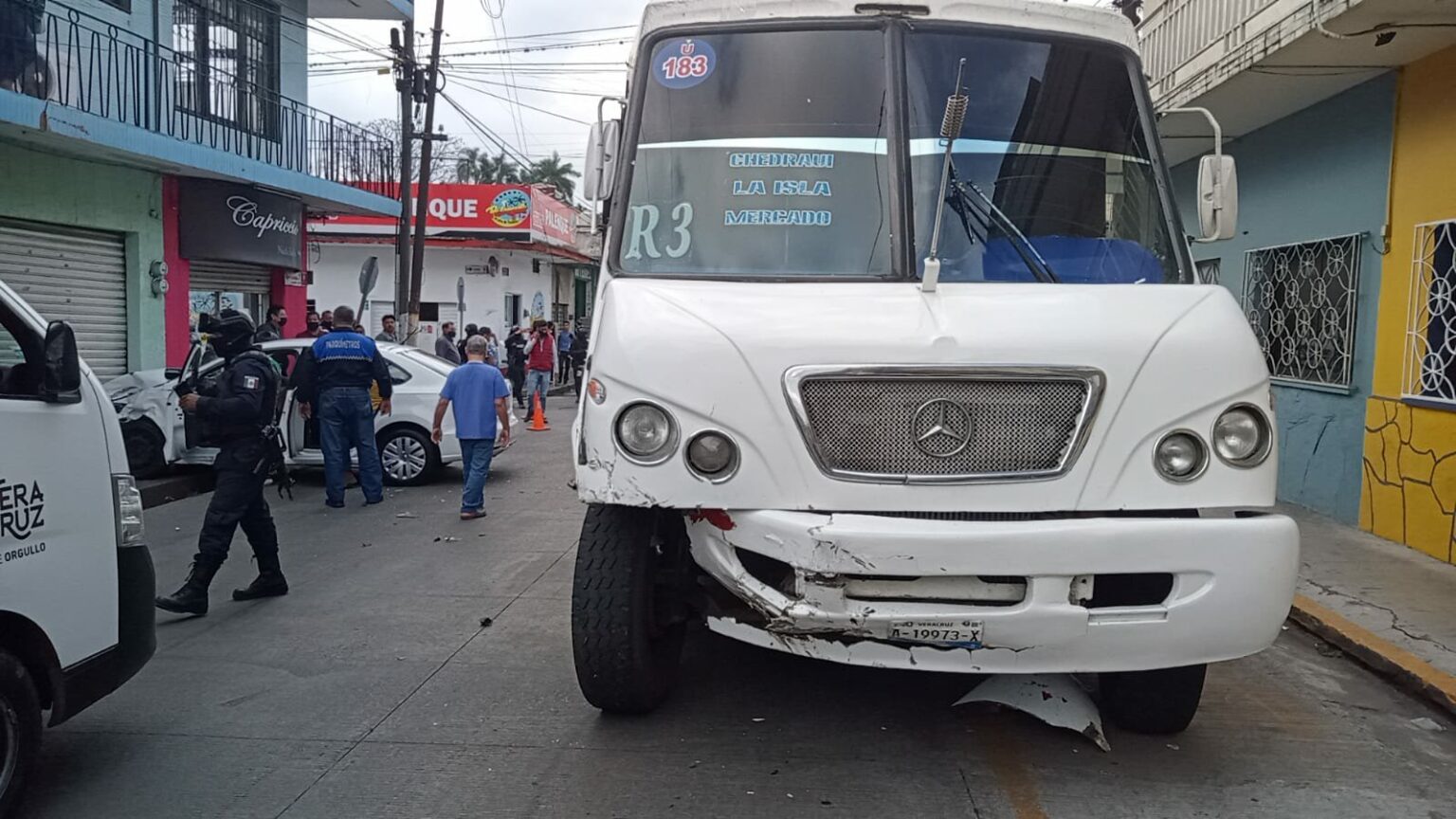 Aparatoso choque: 3 lesionados.