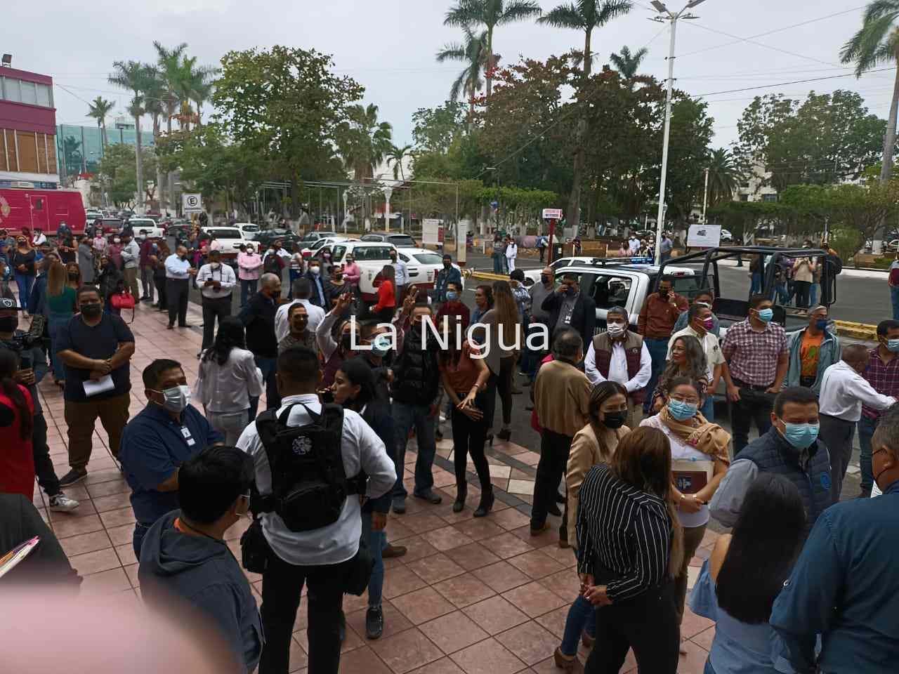 Desalojan al personal de las instalaciones del Ayuntamiento de Poza Rica al sentirse el sismo 3 img 20220303 wa00467363576173227034328