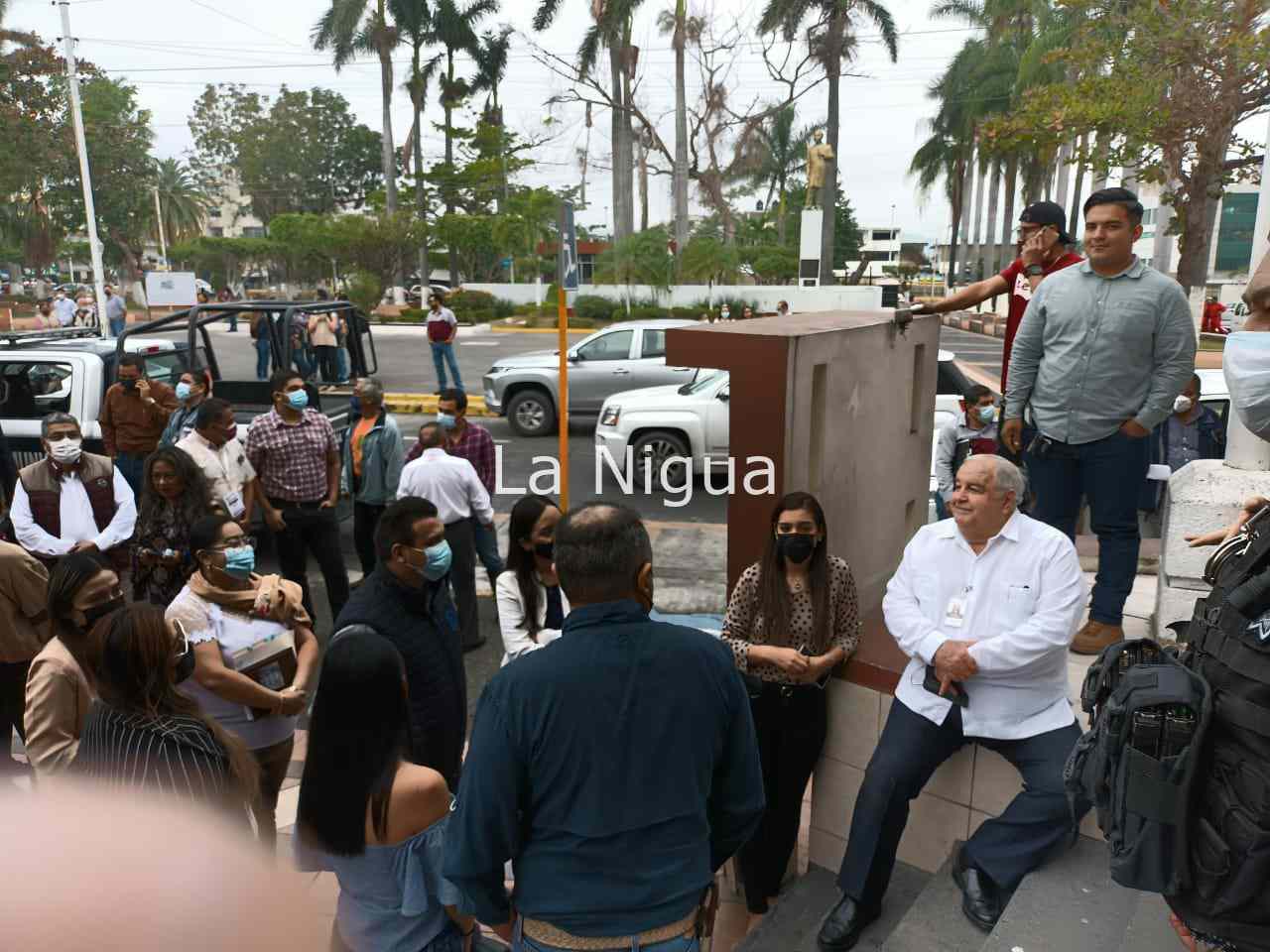 Desalojan al personal de las instalaciones del Ayuntamiento de Poza Rica al sentirse el sismo 4 img 20220303 wa00495060673375140586864