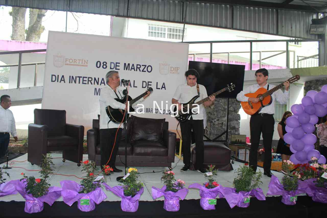 Conmemoran autoridades Día Internacional de la Mujer 4 img 20220308 wa01065703327697189745943