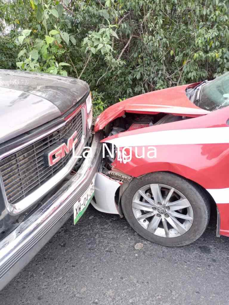 Choque entre camioneta y taxi deja solo daños materiales
