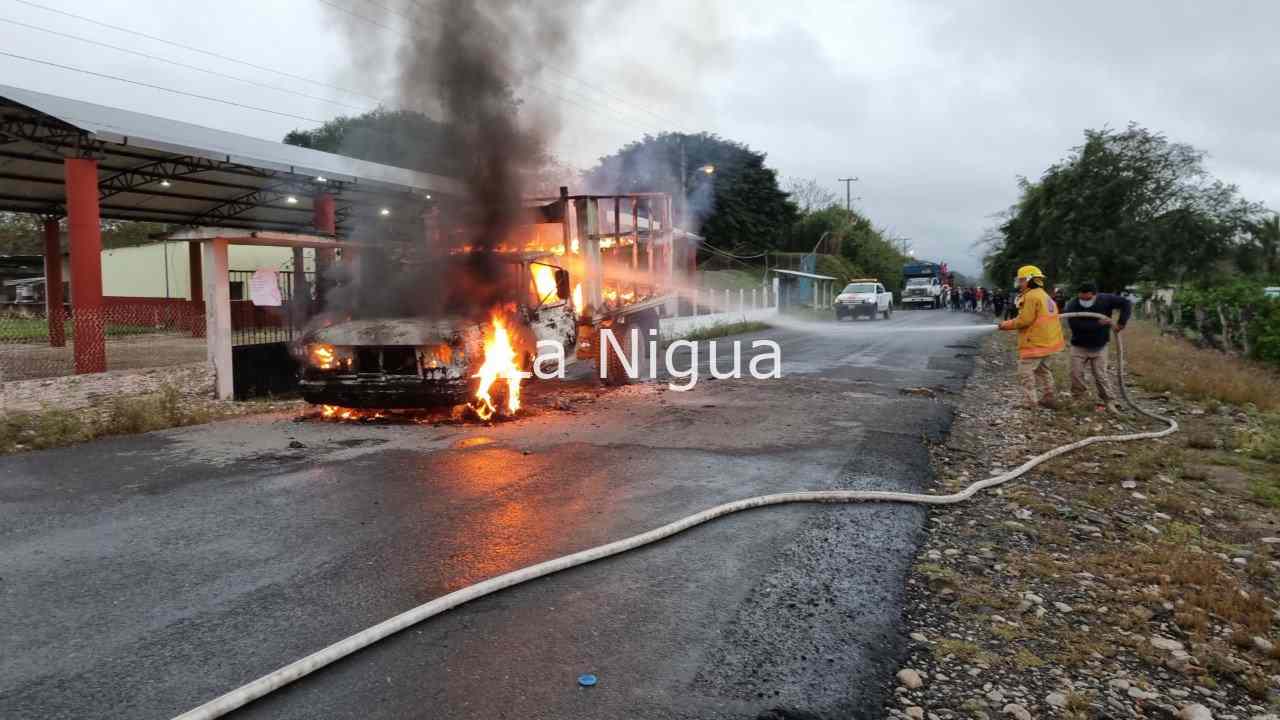 Consumida por el fuego, quedó una camioneta en Tlapacoyan 4 img 20220310 wa00364491528860545602078