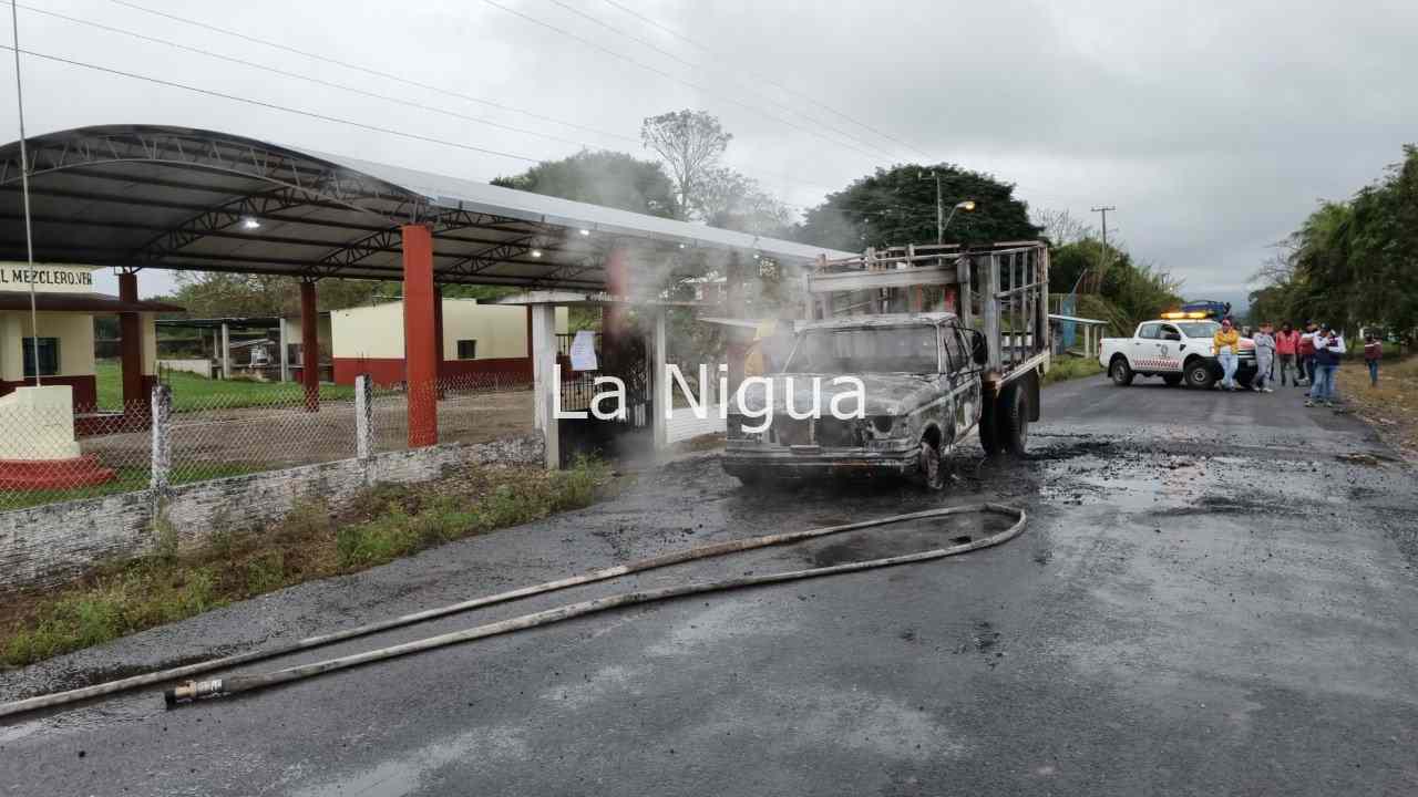 Consumida por el fuego, quedó una camioneta en Tlapacoyan 2 img 20220310 wa00373369195779042856321