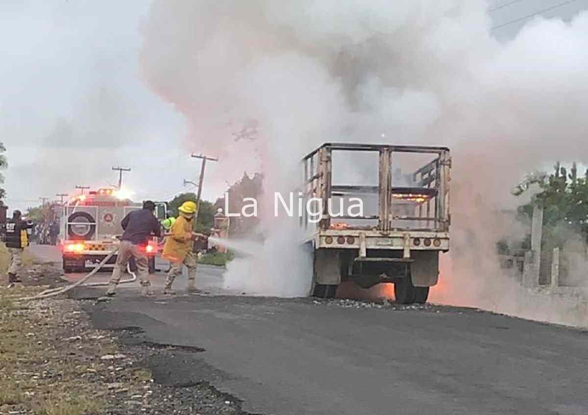 Consumida por el fuego, quedó una camioneta en Tlapacoyan 3 img 20220310 wa00383823623995204049904