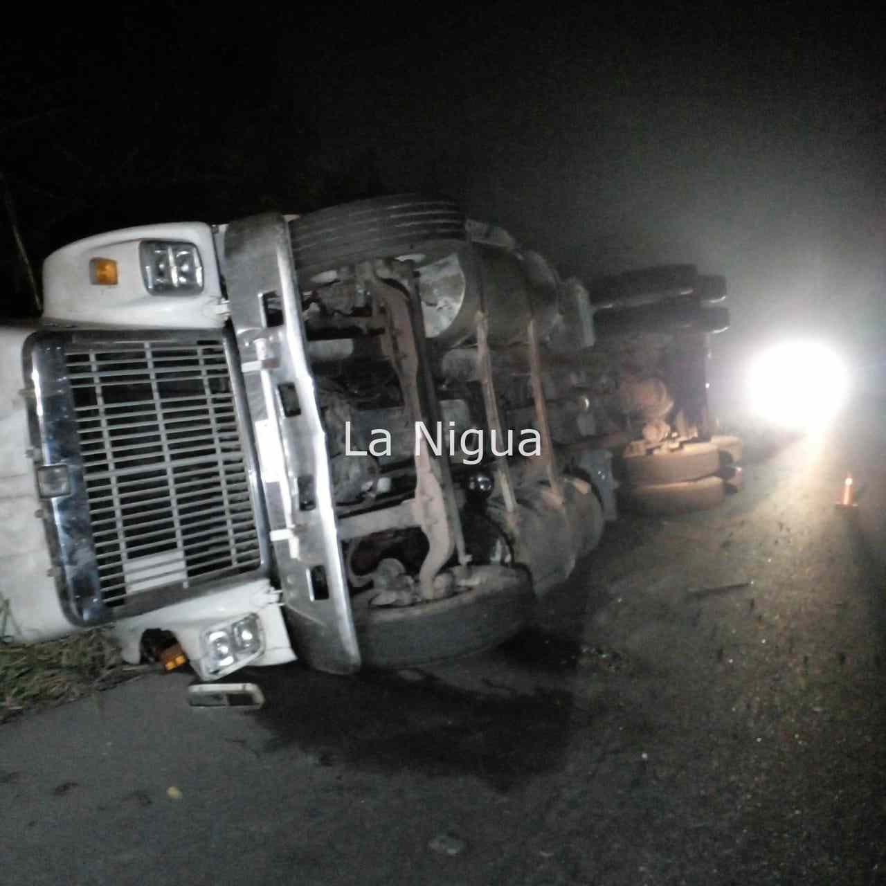 Vuelca tráiler en la Cuitláhuac-La Tinaja 4 img 20220311 wa00028765583089834787943