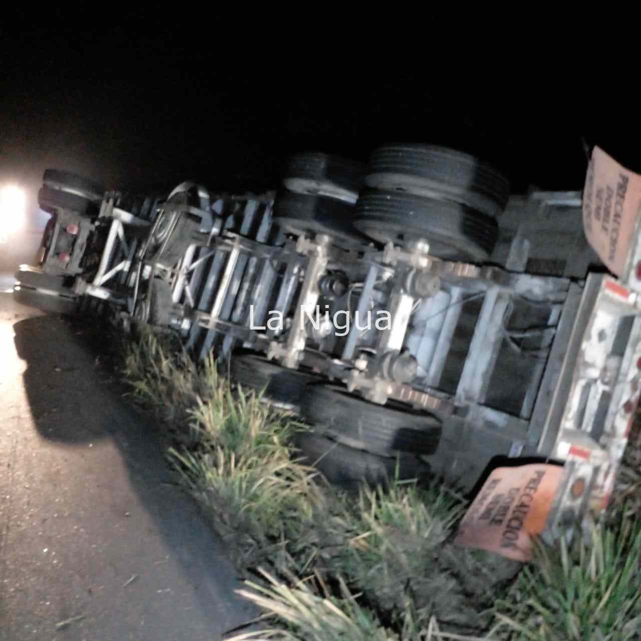 Vuelca tráiler en la Cuitláhuac-La Tinaja 1 img 20220311 wa00034292548593927291168