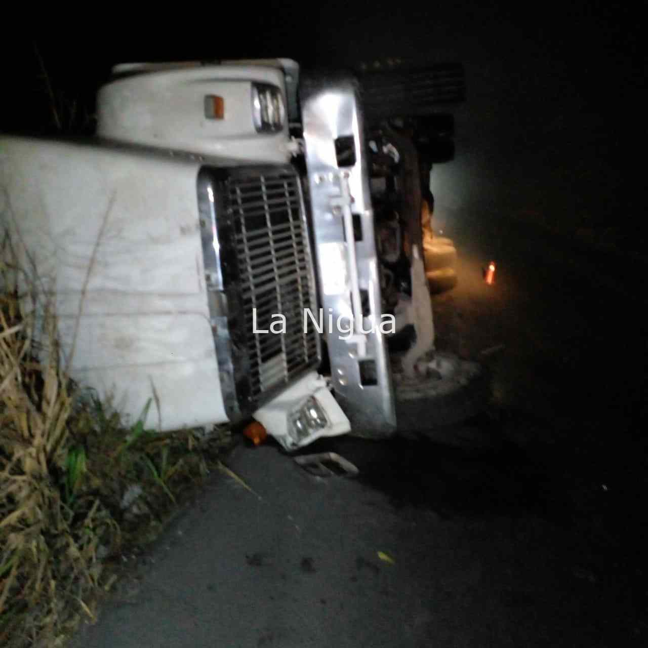 Vuelca tráiler en la Cuitláhuac-La Tinaja 2 img 20220311 wa00048053738530372255511