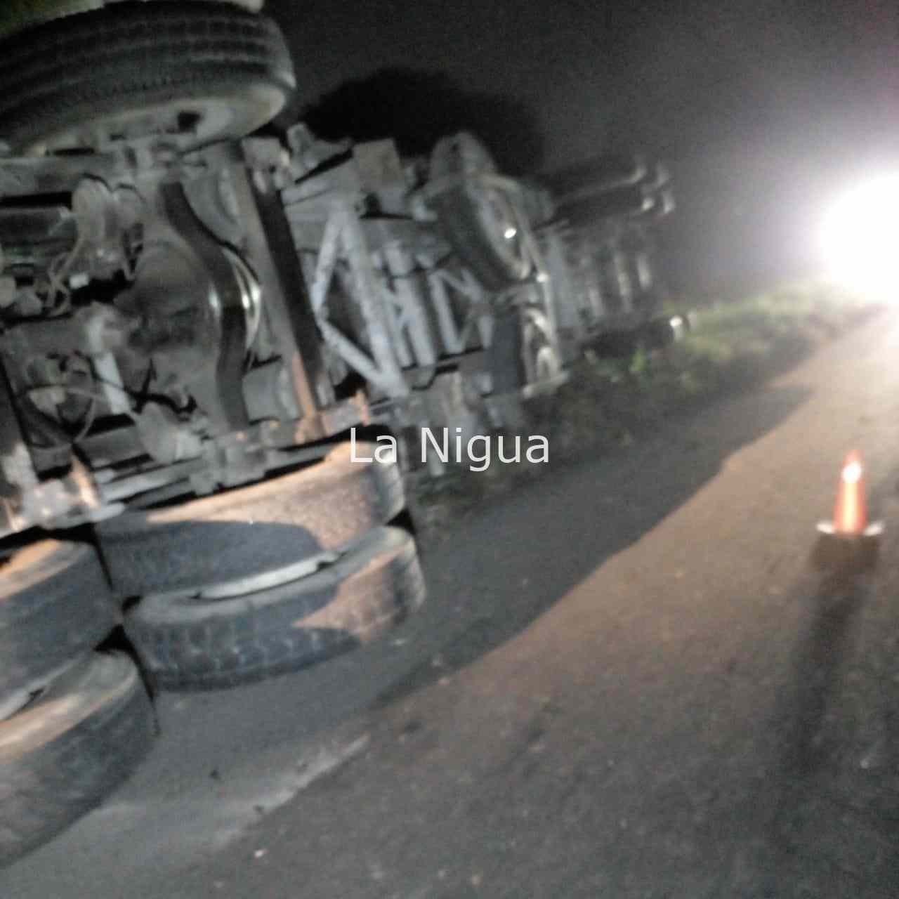 Vuelca tráiler en la Cuitláhuac-La Tinaja 3 img 20220311 wa00058848091938665920955