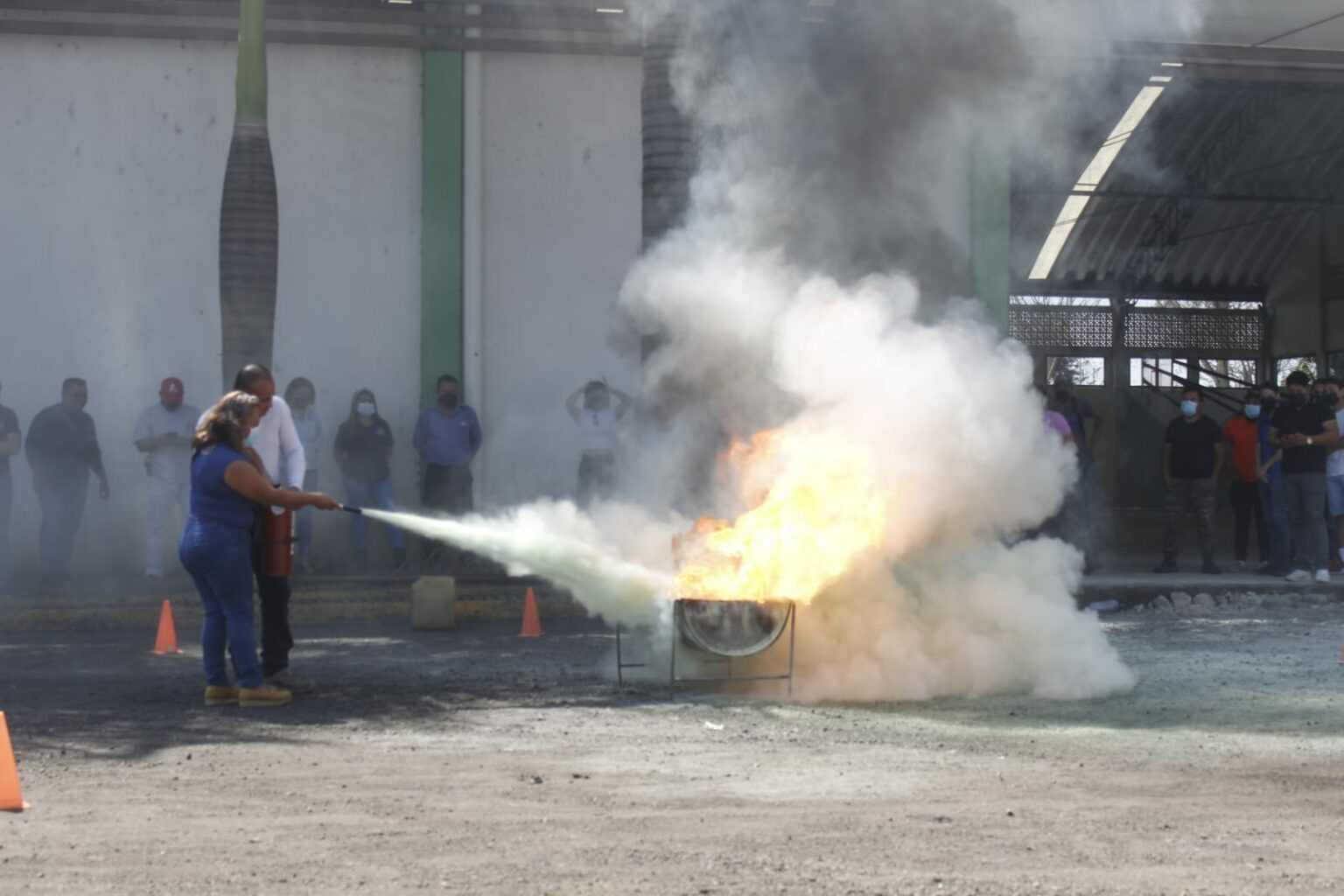 Ayuntamiento de Atoyac capacita a comerciantes en uso y manejo de extintores