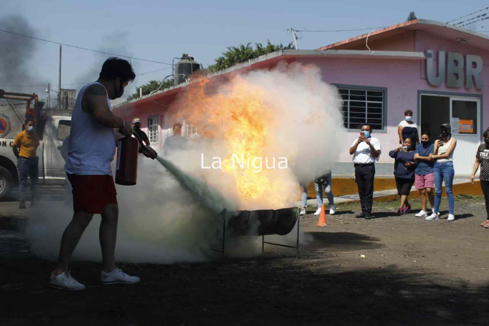 Ayuntamiento de Atoyac capacita a comerciantes en uso y manejo de extintores 5 img 20220311 wa00547571399756875952075